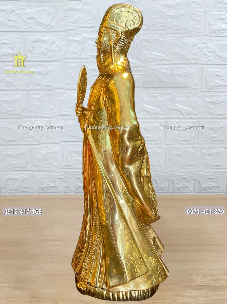 Hình ảnh nhìn nghiêng của bức tượng đồng